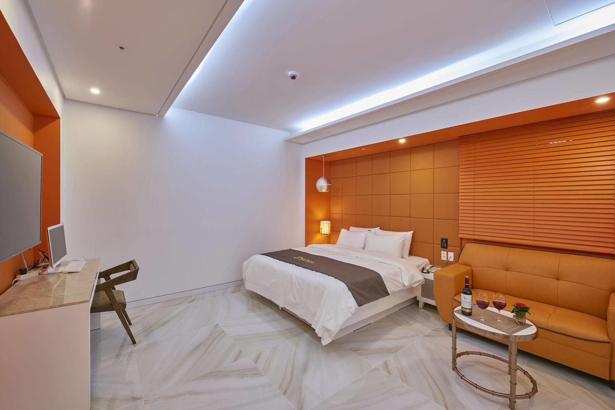 Dubai Hotel Gwangju Metropolitan City Екстер'єр фото