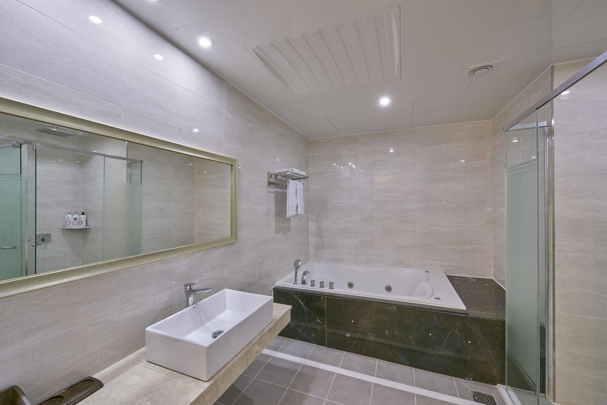 Dubai Hotel Gwangju Metropolitan City Екстер'єр фото