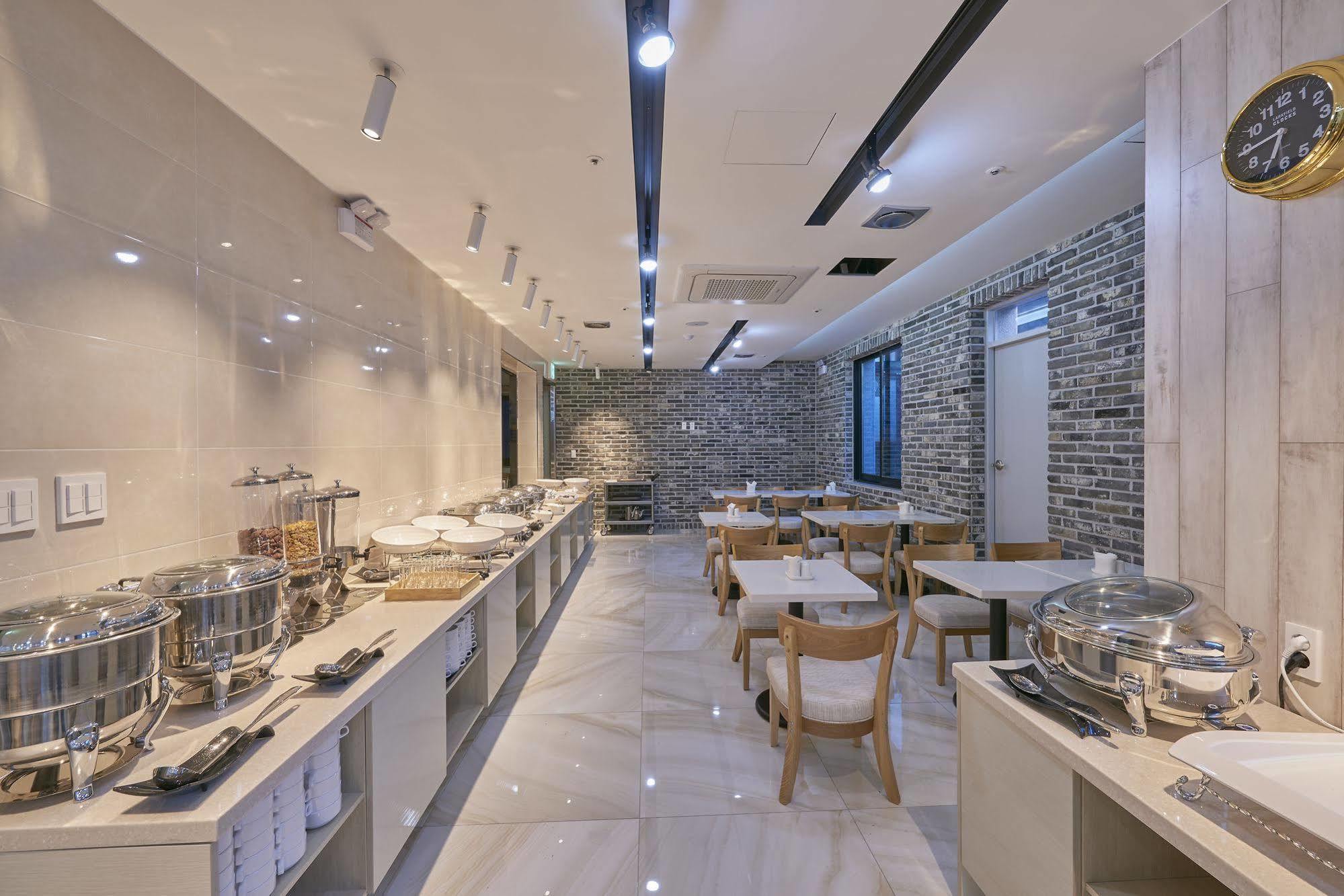 Dubai Hotel Gwangju Metropolitan City Екстер'єр фото